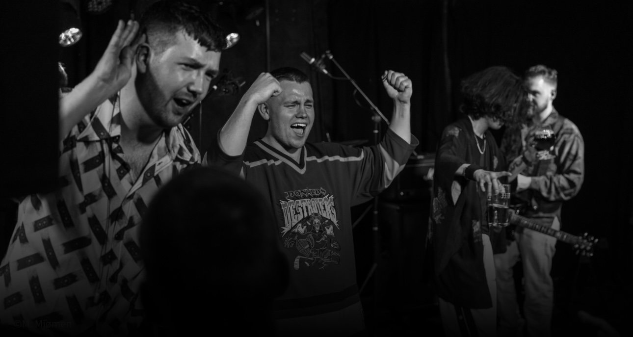 PROJECT: Beyond live on stage: energetic black-and-white performance photo